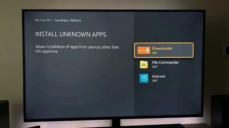 Écran des paramètres Fire TV avec l'option installer des applications inconnues activée pour Downloader